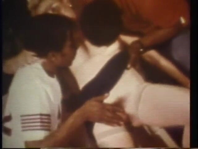Vintage Usa: Cewek seksi berbulu disetubuhi di threesome antar ras
