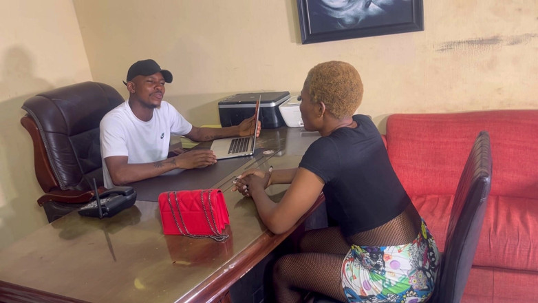 Prettypussy102: Я пошел к моему старому школьному другу в его офисе, и я трахнул его член