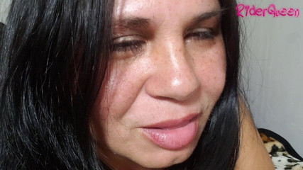 Riderqueen BBW Step Mom Latina Ebony: 胖美女在录制了几个小时的 mukbang 后吃东西