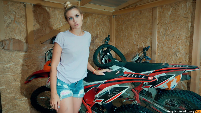 ReplayXXXLady: Špinavý sex s mechanikem po opravě motocyklu