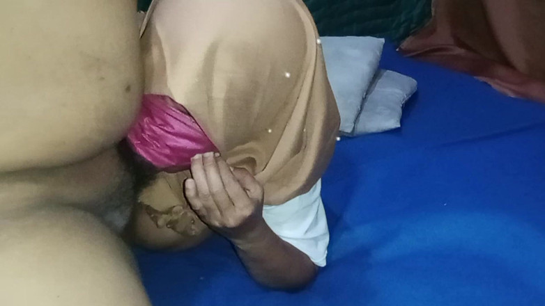 Babang endut: Indonesia el coño de mi madrastra pidiendo lamer y follar -...