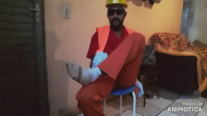 Stink HairyMale: Trabalhador está fumando