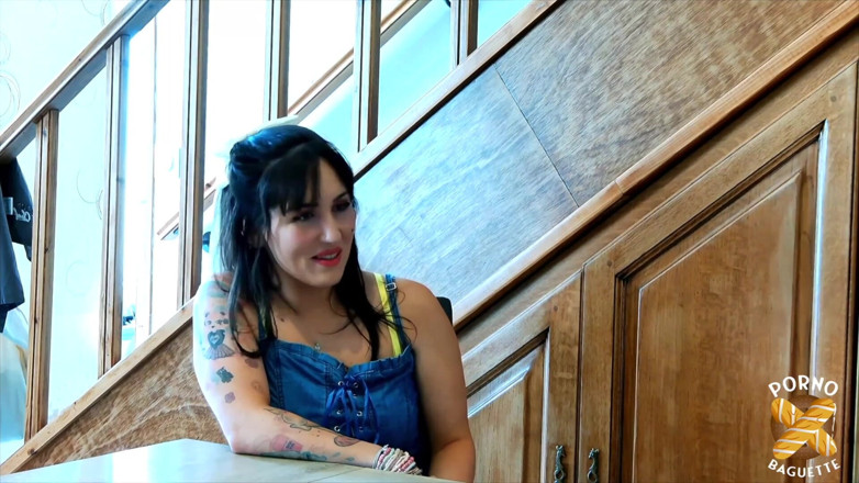 Porno Baguette: Tutty, vraie bombe, adore manger des