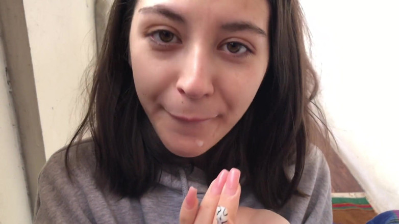 Sugary Kitty: 私はバルコニーでけいれんしながら、彼女は私を見て、かわいこちゃんは私のコックを吸うことに決め、私は精液で彼女の口を満たした!字幕付き!