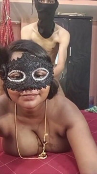 Prsatá indická bhabi sexy a užijte si smily video