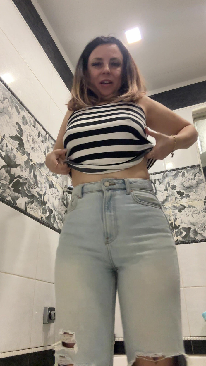 LarisaCum: मैं नीली जींस पहनता हूं और स्नान और कार में अपनी गांड के साथ खेलता हूं