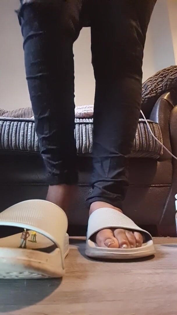Simp to my ebony feet: ไจแอนเทสบี้ด้วยรองเท้าแตะ