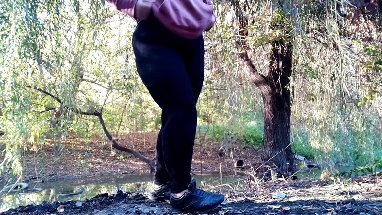 Elena: Curvilínea milf de leggings mijando no parque