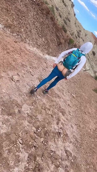 Kelipan gunung liar - usik telanjang atas pada laluan Kyrgyzstan jauh, tiada peraturan