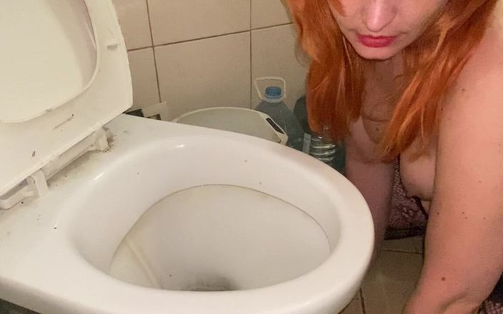 Elena studio: Humiliation d&amp;#039;une pute dans les toilettes