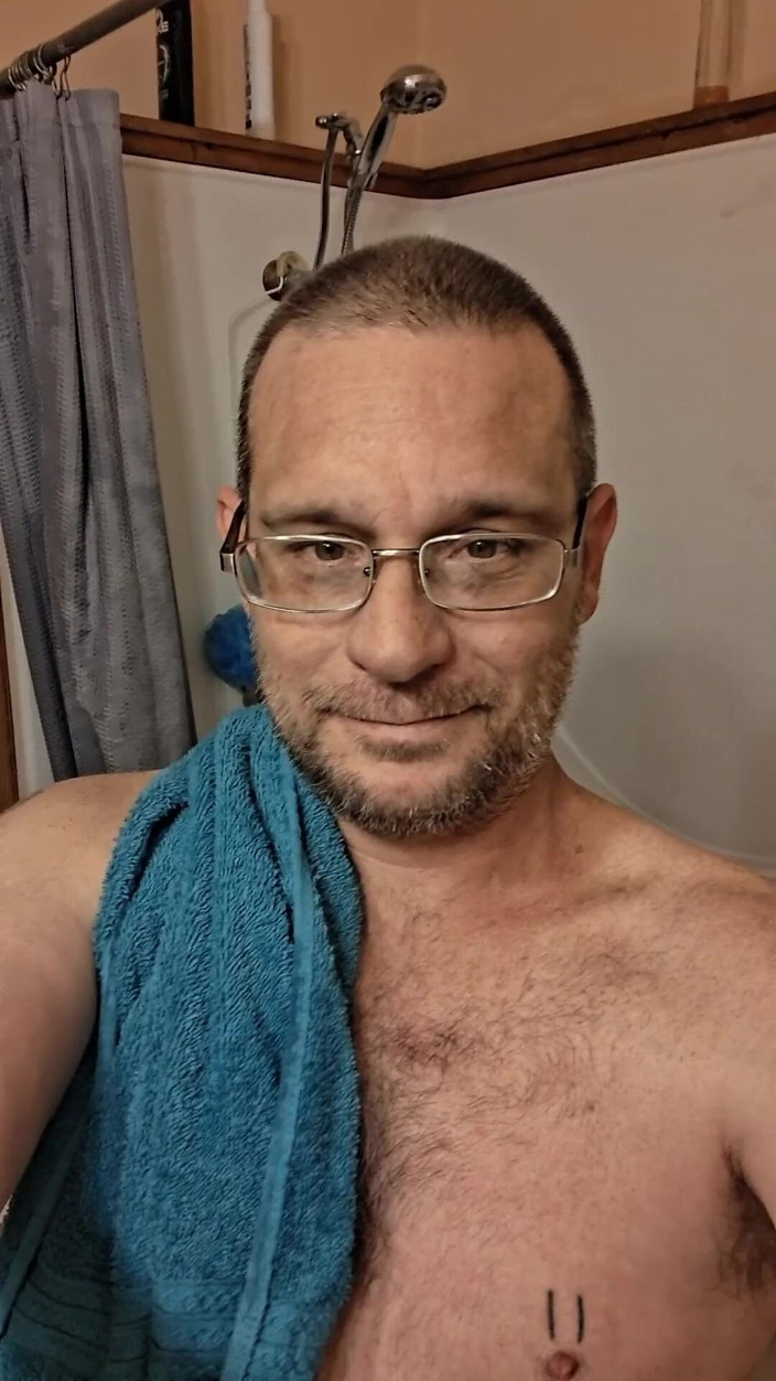 DubeSnackes: Dubesnackes, "Час душу", розтираючи мильні бульбашки по всьому моєму тілу, а потім переконавшись, що мій член чистий, потираючи один.