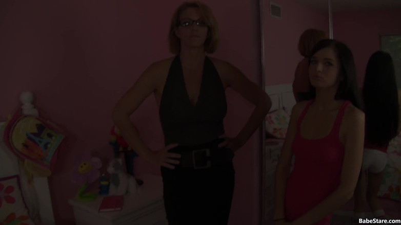 Babe Stare: Teen kočka dostane sexy a těžkou masturbaci a pak je...