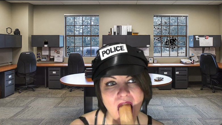 Sexy Milf: Poliziotta succhia il cazzo arrestato