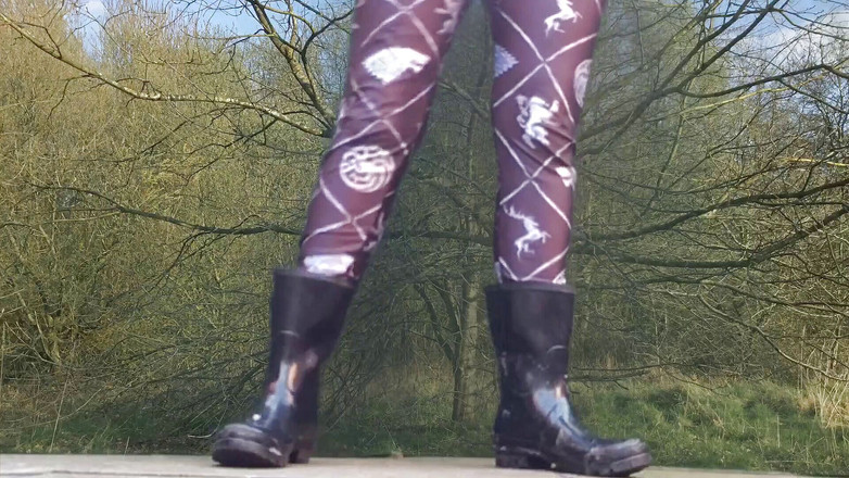 Ari Kajira: Wellies ayak fetişi ormanında