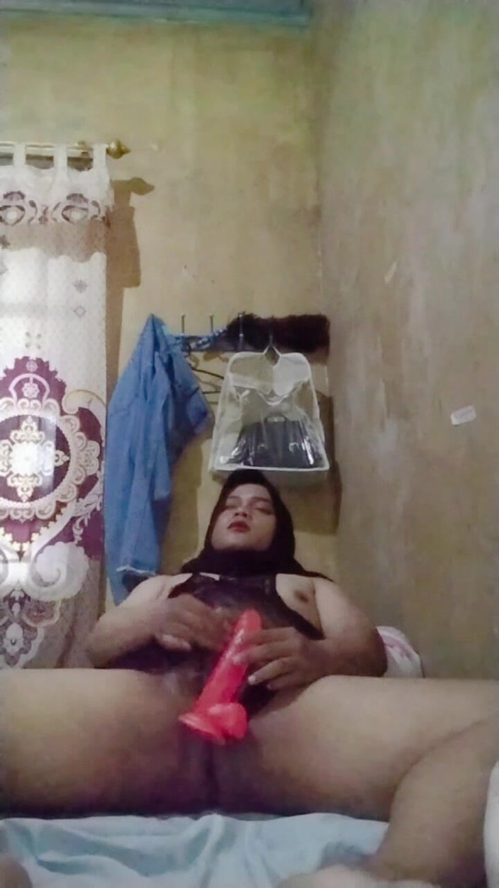 Ivvy Crossdresser: Lelaki pondan bertudung dikongkek dildo