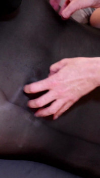 Nylonové kufříkování lechtá - slečna Tory Tease lechtá svou cudnou hračku v černém nylonovém kufříku