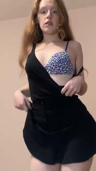 Striptease Van Roodharige, Magere, Tengere Ik Met Zwarte Rok
