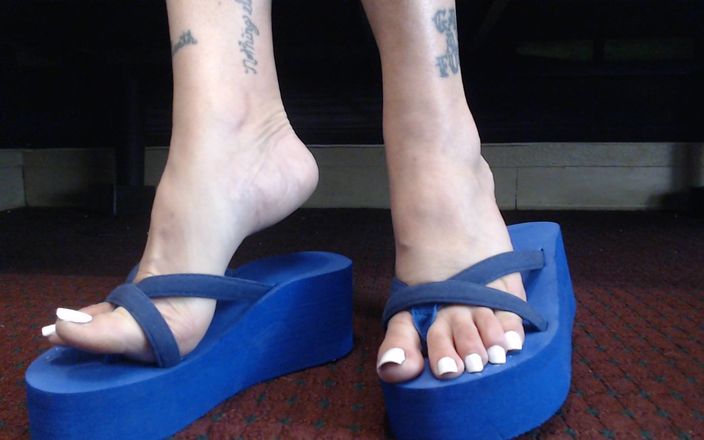 TLC 1992: Le unghie lunghe dei piedi blu con le zeppine