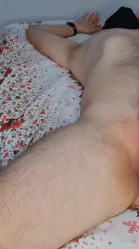 Kadın egemenliği sahibe badkittyb kölenin yarağını ve taşaklarını sıvazlarken ağda yapıyor, depilasyon, elle muamele