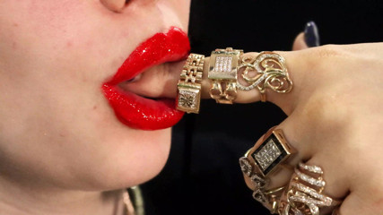 Goddess Misha Goldy: Lápiz labial & joyería y uñas fetiche