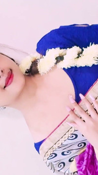 Hermosa chica india de cara clara en blusa azul, mirada seductora caliente
