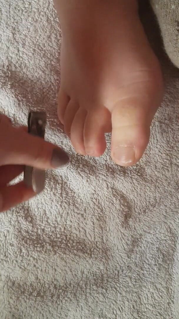 Faith's Feet Fetish: 足の爪を切る - Faiths Feet Fetish