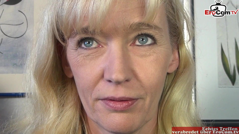 EroCom: Magere rijpe Duitse milf met mini tieten in een trio...