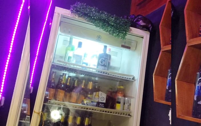 Evehamphy: Tôi đang ở trong quán bar với bạn của tôi trước mặt...