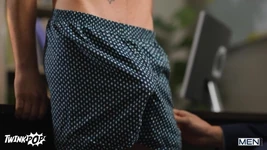 Twink pop - efter att Ryan Bailey fångats knullar i biblioteket, han släpas till Dean Devys kontor för sitt straff