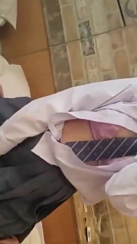 Awek kolej Jepun yang sangat pemalu dikongkek dan dipancut dalam