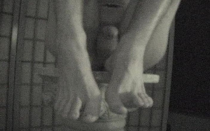 Coach Karl dude lodge: Piedi nudi e palle nude [11]