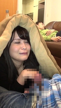 O nouă descoperire pe care o puteți vedea la fel de mult din lenjeria lor intimă cum vă place în timp ce acestea sunt în Kotatsu!