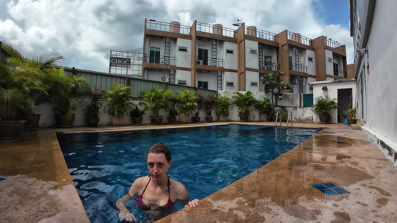 SkinnyWithAHugeDick: SFW s’amuse dans notre piscine