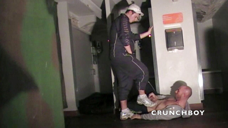 FRENCH AMATORS SEXTAPES: Sottomesso dal badboy che fa jogging e calpestare