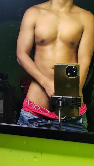 Hornyboy2058: Je lui envoie par message la photo d’un cul délicieux...