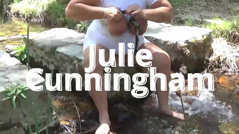 Julie Cunningham: 小川で汚れた胸を洗う