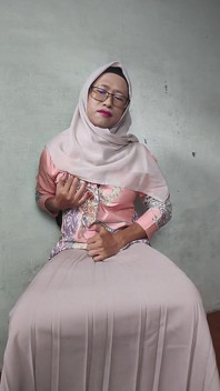 Big Tit Hijab Shemale Masturbates