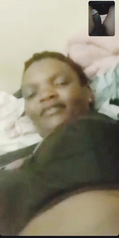 Me and my new slut: Caliente madrastra negra masturbándose en videollamada con chico bbc