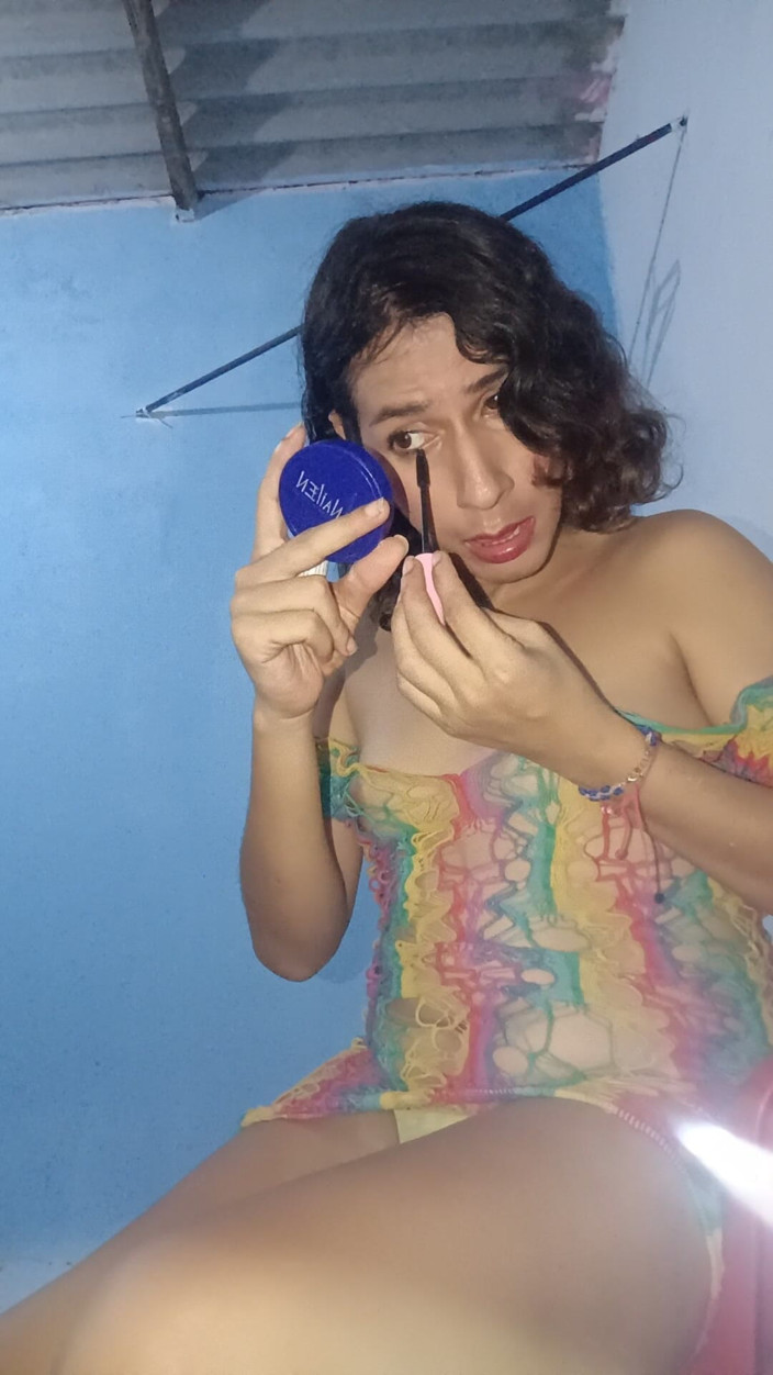 Femboy from Colombia: Süßes und sexuelles Make-up für alle