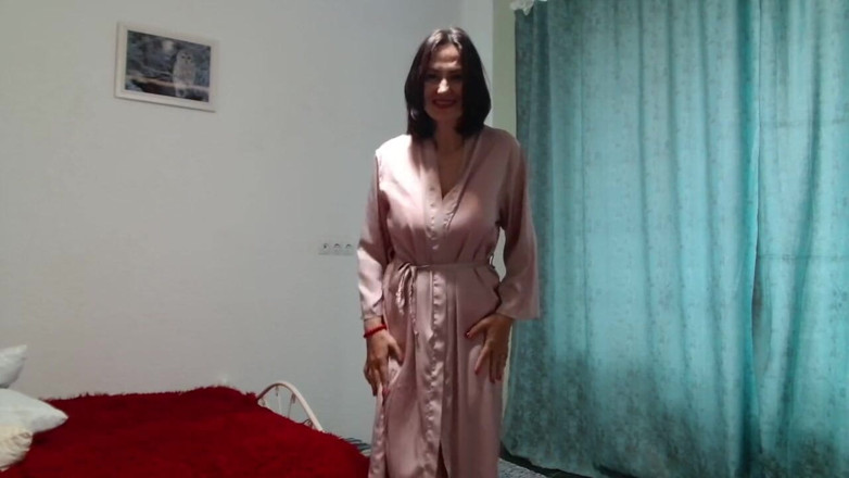 ANGELA_LADY: Mengongkek pepek berbulunya dan menunjukkan lubang basah kepada semua orang...