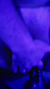 Glückliches mädchen kween bunny B - hardcore-ficken eines bbcs mit Neonlichtern