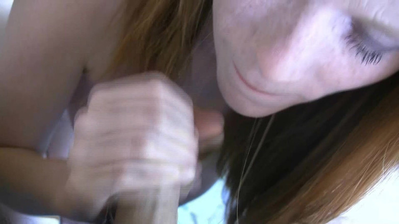 Tight little babes: Wunderschöner russischer rothaariger teenager lutscht einen dicken harten schwanz