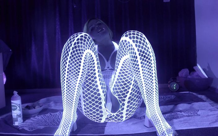 Petite Asian hefburg: トワイライトゾーン ブラックライトコスプレ