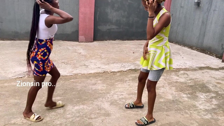 Zion: 야외에서 현지 게임을 하는 아프리카 소녀들