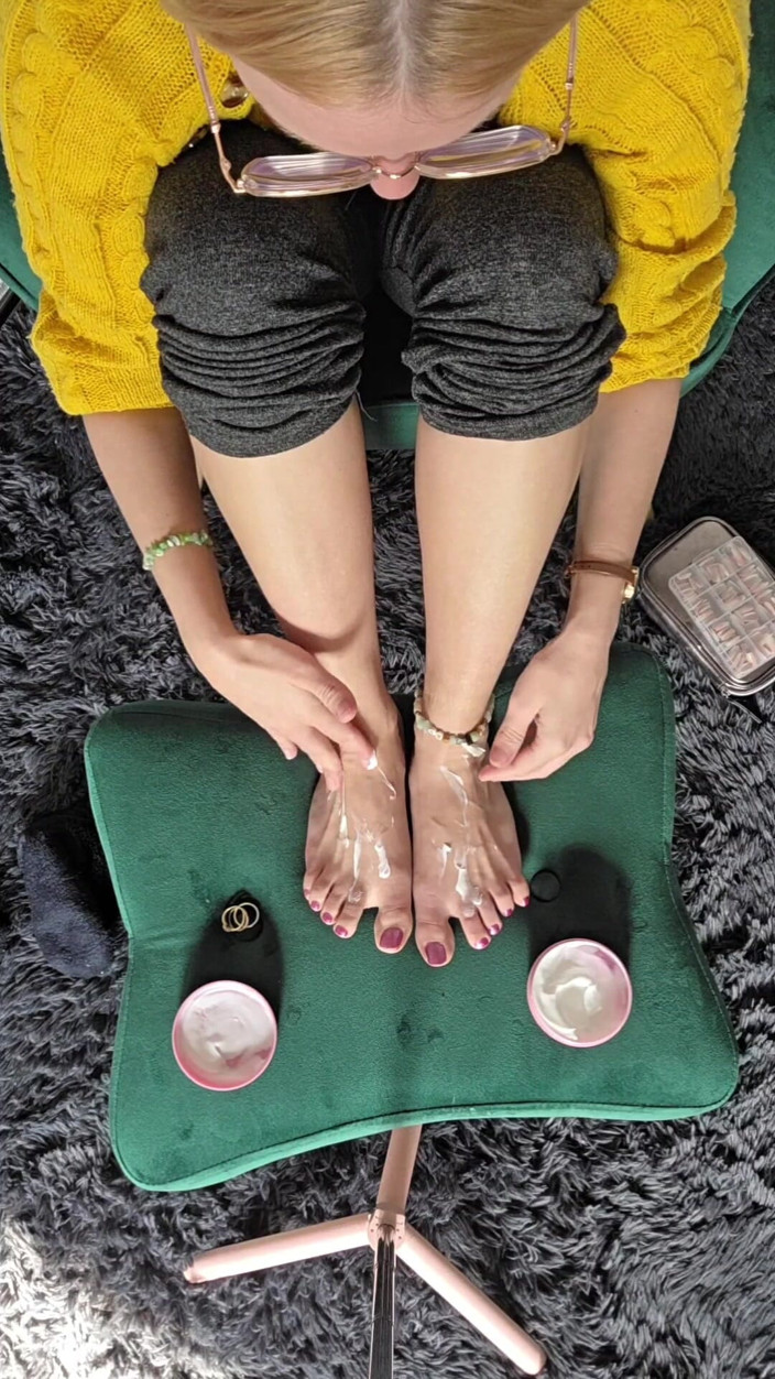 Blondehexe: And I Also Show My Soles