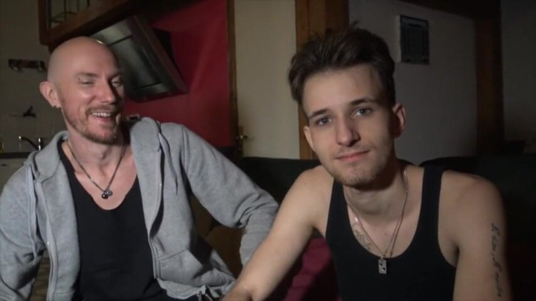 Gaybareback: Papi lutscht und wird von twink gefickt