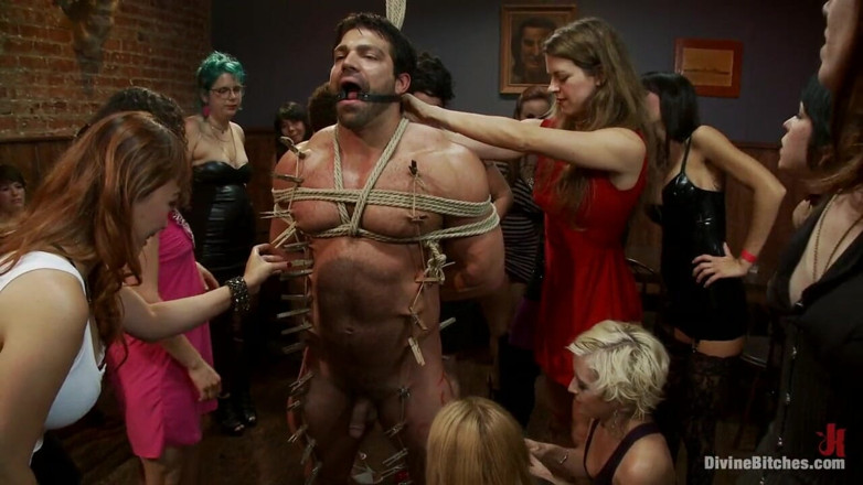 Divine Bitches by Kink: Stripteuză pedepsită de 40 de femei