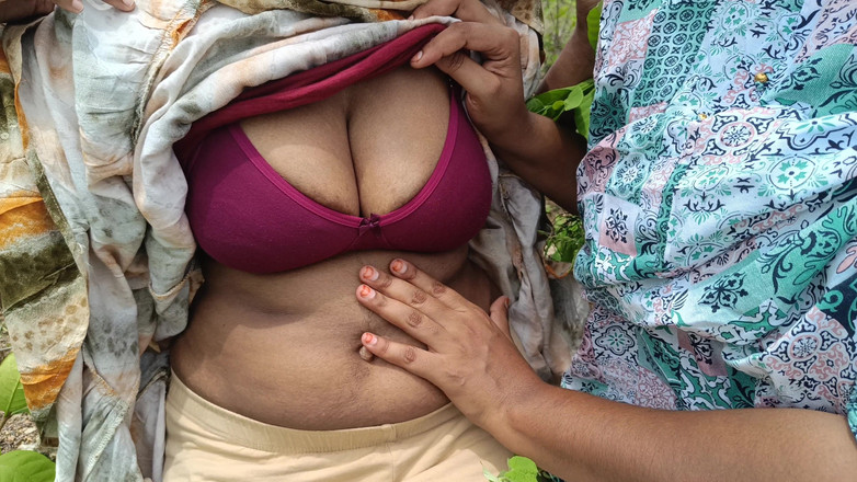 Magilmathi: Pasangan lesbian lagi asik mesra-mesraan di luar ruangan