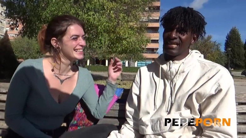 PepePorn: Malafalda acepta el desafío interracial: ella lo acepta y nos...
