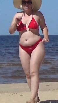 Ibu tiri yang lucu bersenang-senang di pantai dengan cowok-cowok muda